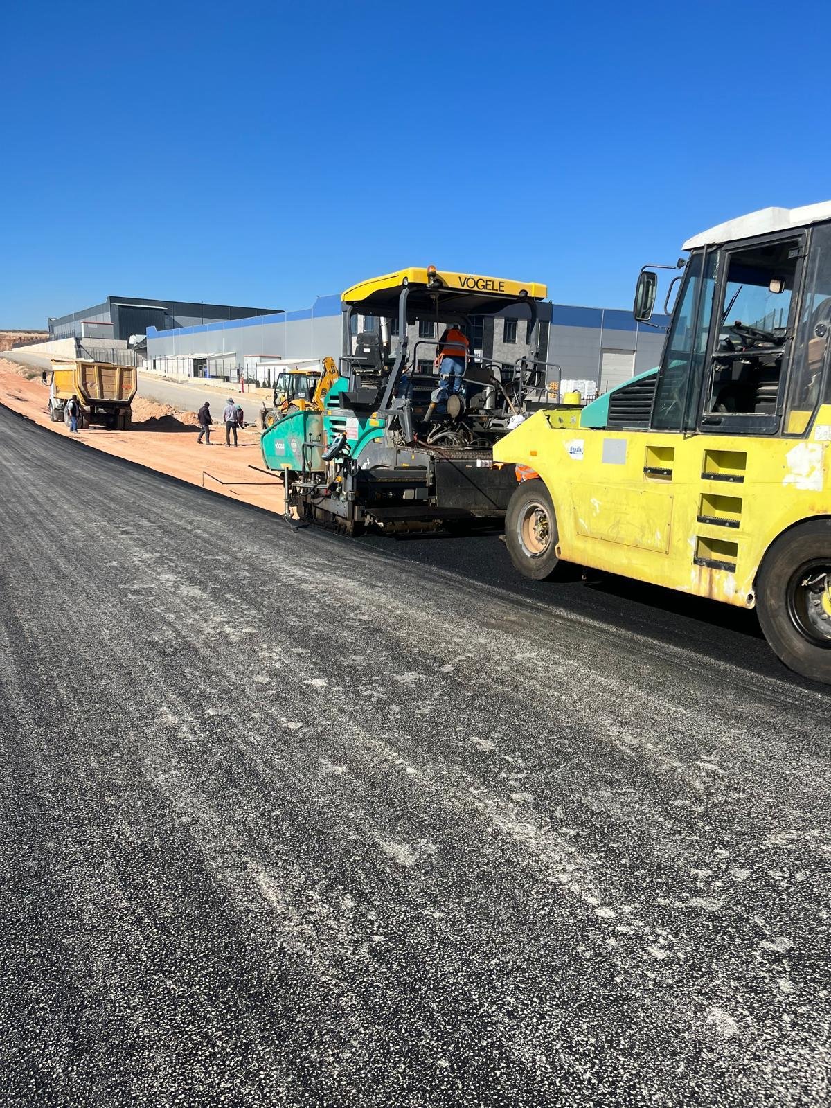 Profesyonel asfalt serme çalışması modern ekipmanlarla