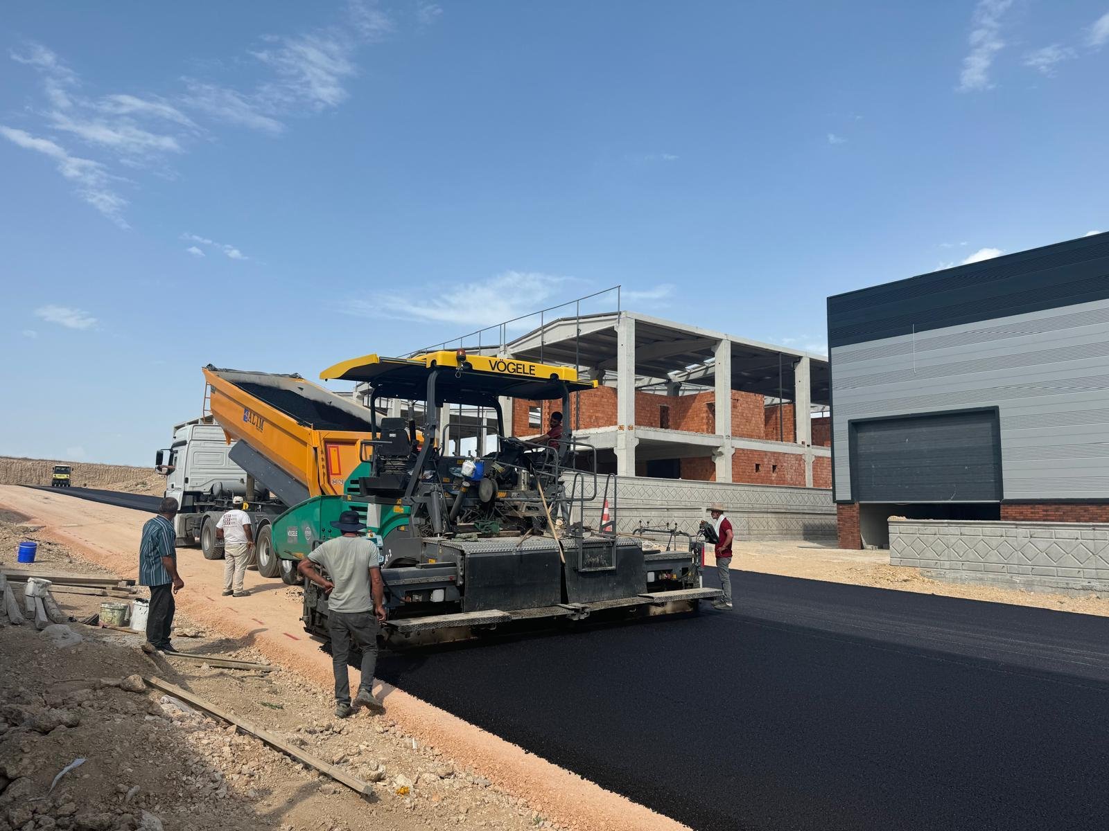 Detaylı asfalt serme işlemi yol yapımı çalışması