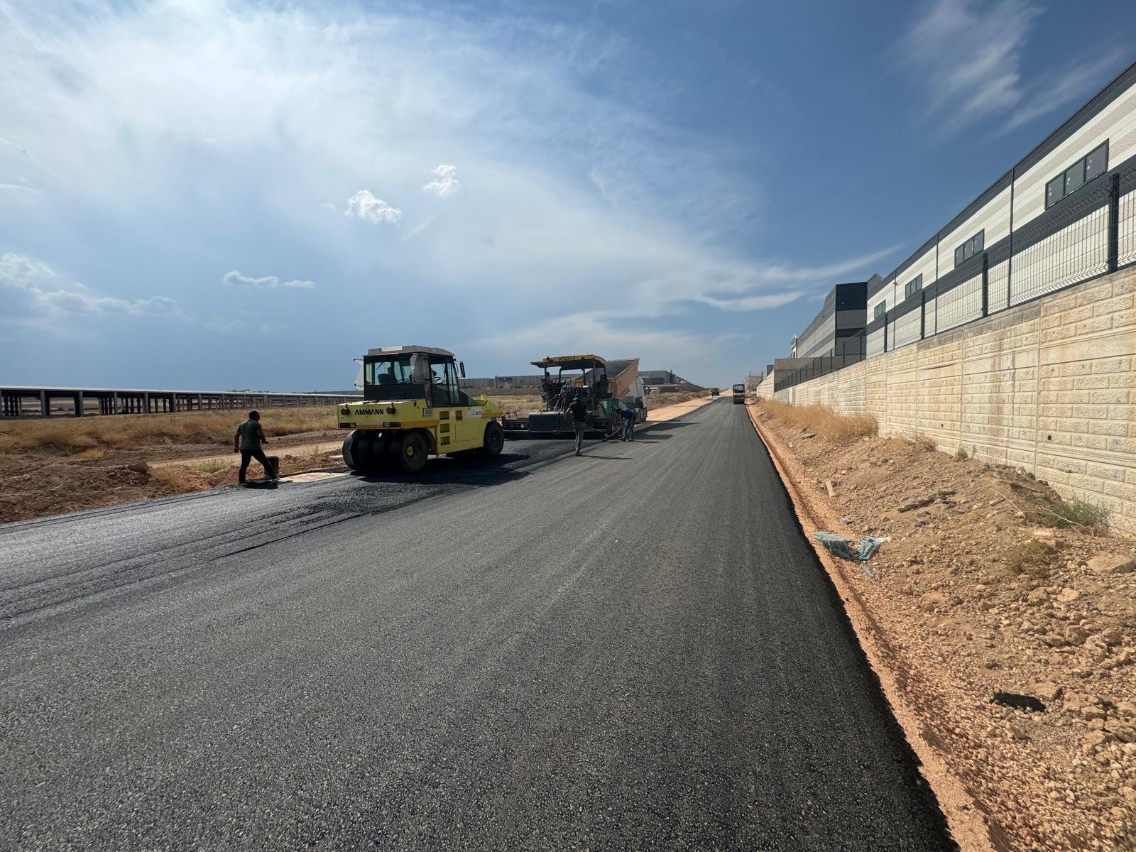 Asfalt kompaktörü sıkıştırma makinesi çalışması